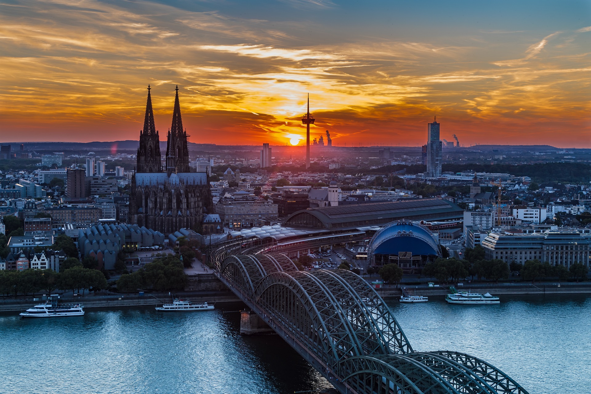 Kölner Dom und Hohenzollernbrücke bei Sonnenuntergang